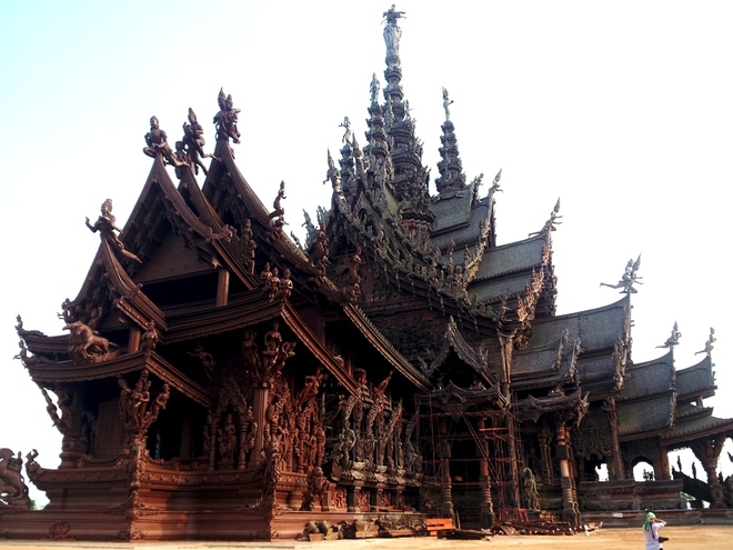 Công trình gỗ kỳ vỹ này được bắt đầu xây dựng từ năm 1981 bởi tỷ phú quá cố của Thái Lan, Lek Viriyahbhun. Trải qua gần 34 năm, tòa lâu đài vẫn trong quá trình hoàn thiện nhưng không ngừng khiến mọi người phải ngạc nhiên.